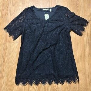 🏷️🏷️IsaacMizrahiLive! Small knit lace lined top V-neck w/lace trim. short sleeve